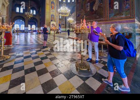 Sofia, Bulgaria - 14 settembre 2023: Vista dell'interno di St Cattedrale Alexander Nevsky, con i visitatori, a Sofia, Bulgaria Foto Stock