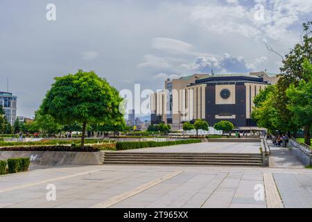 Sofia, Bulgaria - 14 settembre 2023: Vista del Palazzo Nazionale della Cultura (NDK) con il suo giardino e la fontana, la gente del posto e i visitatori, a Sofia, Bulgar Foto Stock