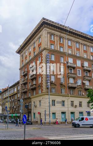 Sofia, Bulgaria - 14 settembre 2023: Vista di un vecchio edificio dell'epoca comunista, con gente del posto e visitatori, a Sofia, Bulgaria Foto Stock