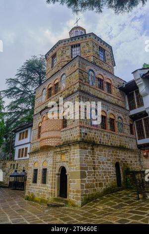 Troyan, Bulgaria - 16 settembre 2023: Vista della torre della chiesa del Monastero Troiano (Monastero della Dormizione della Santissima madre di Dio), B. Foto Stock