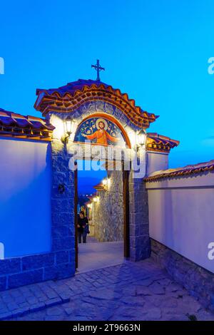 Plovdiv, Bulgaria - 24 settembre 2023: Vista serale della porta della chiesa di Sant'Arcangelo, con i visitatori, a Plovdiv, Bulgaria Foto Stock