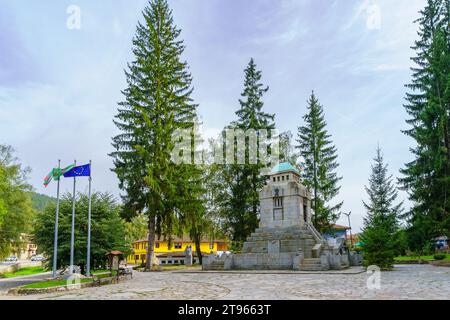 Koprivshtitsa, Bulgaria - 24 settembre 2023: Veduta dell'ossario del mausoleo, a Koprivshtitsa, Bulgaria Foto Stock