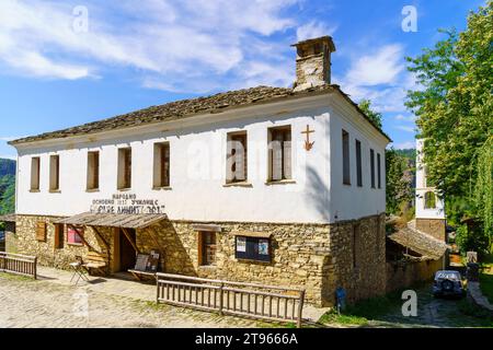 Kovachevitsa, Bulgaria - 29 settembre 2023: Visita l'edificio della vecchia scuola nel villaggio di Kovachevitsa, Monti Rodopi, Bulgaria Foto Stock