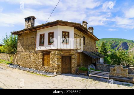 Kovachevitsa, Bulgaria - 29 settembre 2023: Vista delle case tipiche del villaggio di Kovachevitsa, Monti Rodopi, Bulgaria Foto Stock