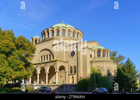 Sofia, Bulgaria - 09 ottobre 2023: Veduta del St Chiesa di Nedelya, con gente del posto e visitatori, a Sofia, Bulgaria Foto Stock