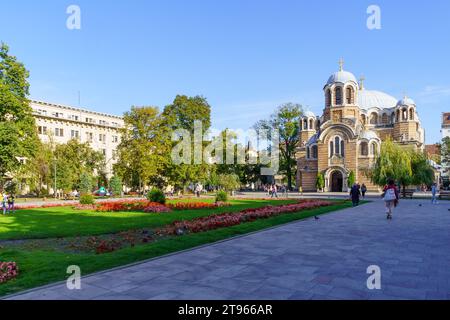 Sofia, Bulgaria - 9 ottobre 2023: Scena della Chiesa di Sveti Sedmochislenitsi e del suo giardino, con gente del posto e visitatori, a Sofia, Bulgaria Foto Stock