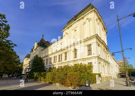 Sofia, Bulgaria - 9 ottobre 2023: Vista dell'edificio della Galleria Nazionale, con gente del posto e visitatori, a Sofia, Bulgaria Foto Stock