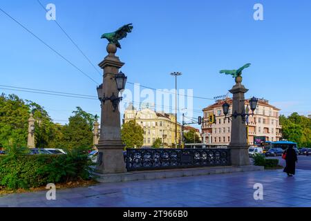 Sofia, Bulgaria - 9 ottobre 2023: Vista del Ponte dell'Aquila (Orlov Most), con la gente del posto e i visitatori, a Sofia, Bulgaria Foto Stock