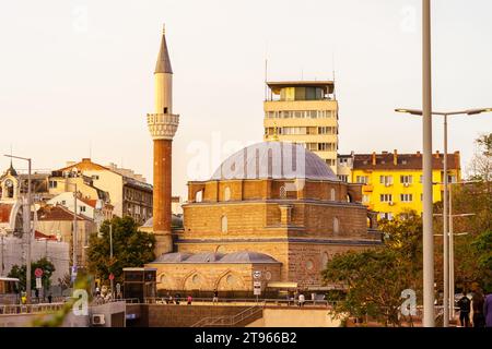 Sofia, Bulgaria - 9 ottobre 2023: Vista al tramonto della Moschea Banya Bashi, con gente del posto e visitatori, a Sofia, Bulgaria Foto Stock