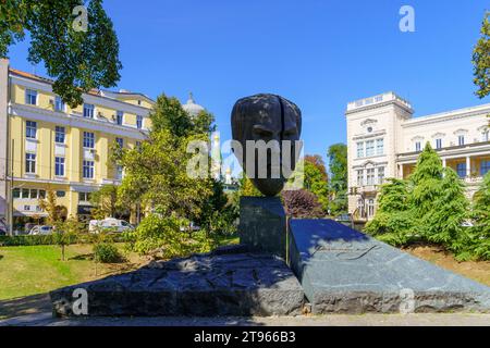 Sofia, Bulgaria - 9 ottobre 2023: Veduta del Giardino di cristallo, con il monumento di Stambolov, a Sofia, Bulgaria Foto Stock