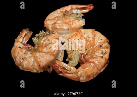 Tre grandi gamberoni fritti con conchiglia, gamberi di tigre neri (monodon Penaeus), fotografia gastronomica con sfondo nero Foto Stock