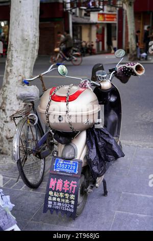 Bicicletta, scooter, traffico a Shanghai, Shanghai Shi, Repubblica Popolare Cinese Foto Stock