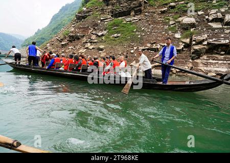 Barche speciali per le armi laterali dello Yangtze, per i turisti delle navi da crociera fluviali, Yichang, Cina Foto Stock