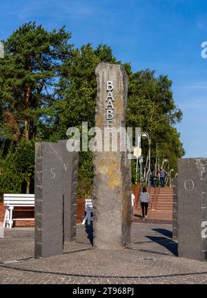 Pilastri di pietra all'accesso alla spiaggia 4 nella località balneare baltica di Baabe, Ruegen, Meclemburgo-Vorpommern, Germania Foto Stock