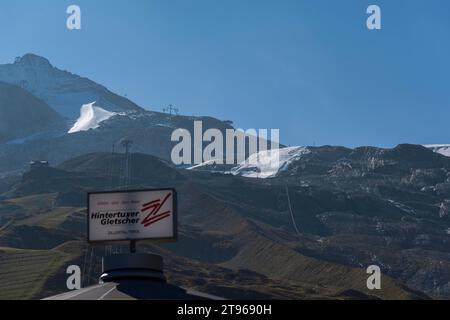 Ghiacciaio Hintertux, visto dalla stazione intermedia Sommerbergalm (2) (100 m) della funivia Hintertux Glacier, area sciistica aperta tutto l'anno, Hintertux Foto Stock