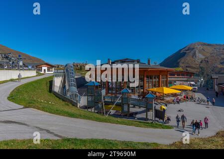 Stazione intermedia Sommerbergalm (2) (100 m) della ferrovia del ghiacciaio Hintertux, ristorante, turisti, Hintertux, Tuxertal, Alpi Zillertal, cielo blu Foto Stock