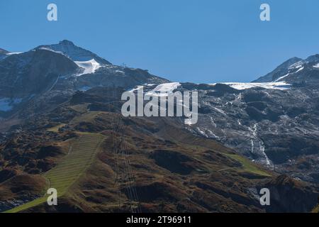 Ghiacciaio Hintertux, visto dalla stazione intermedia Sommerbergalm (2) (100 m) della funivia Hintertux Glacier, area sciistica tutto l'anno, ghiacciaio Foto Stock
