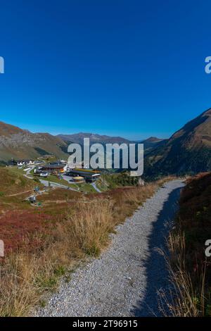 Stazione intermedia Sommerbergalm (2) (100 m) della funivia del ghiacciaio Hintertux, dall'alto, Hintertux, Tuxertal, vegetazione autunnale, montagna alpina Foto Stock