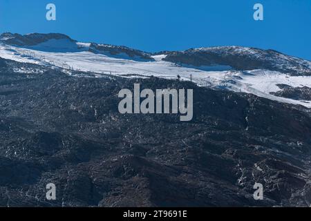 Ghiacciaio Hintertux, dettaglio, visto dalla stazione intermedia Sommerbergalm (2) (100 m) della funivia Hintertux Glacier, area sciistica tutto l'anno Foto Stock