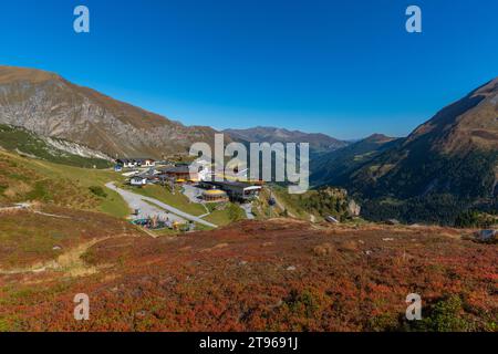 Stazione intermedia Sommerbergalm (2) (100 m) della funivia del ghiacciaio Hintertux, dall'alto, Hintertux, Tuxertal, vegetazione autunnale, montagna alpina Foto Stock