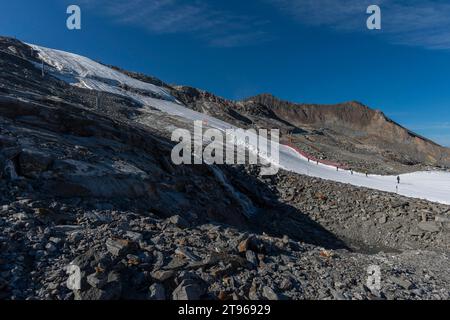 Stazione intermedia Tuxer-Ferner-Haus (2) (2660 m), ferrovia del ghiacciaio Hintertux, Hintertux, Tuxertal, mondo alpino, pista da sci, sciatori, blu Foto Stock