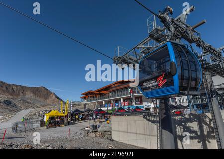 Stazione intermedia Tuxer-Ferner-Haus (2) (2660 m), ferrovia del ghiacciaio Hintertux, funivia ciclabile, autobus del ghiacciaio, ristorante, tecnologia, sistema di sollevamento Foto Stock