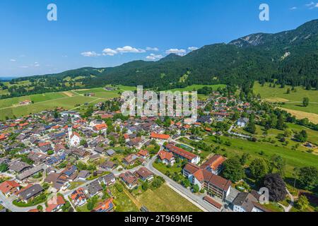 La splendida valle del Loisach intorno a Ohlstadt, nell'alta regione bavarese, dall'alto Foto Stock