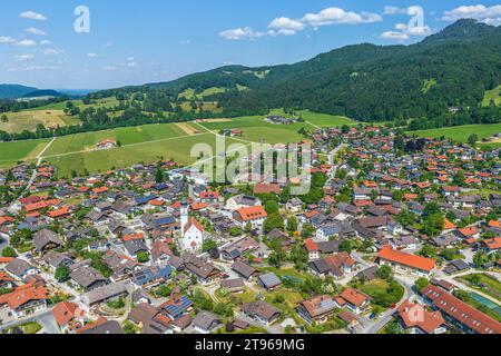 La splendida valle del Loisach intorno a Ohlstadt, nell'alta regione bavarese, dall'alto Foto Stock