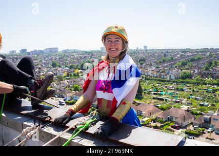 Anna Firth deputato, membro conservatore del parlamento per il collegio di Southend West, discesa in discesa dal Southend Hospital per beneficenza NHS come Wonder Woman Foto Stock