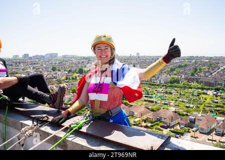 Anna Firth deputato, membro conservatore del parlamento per il collegio di Southend West, discesa in discesa dal Southend Hospital per beneficenza NHS come Wonder Woman Foto Stock