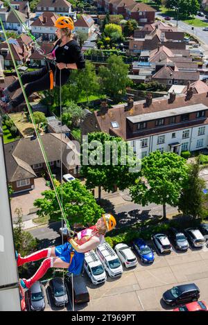 Anna Firth deputato, membro conservatore del parlamento per il collegio di Southend West, discesa in discesa dal Southend Hospital per beneficenza NHS come Wonder Woman Foto Stock