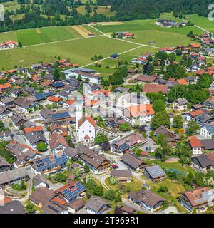 La splendida valle del Loisach intorno a Ohlstadt, nell'alta regione bavarese, dall'alto Foto Stock