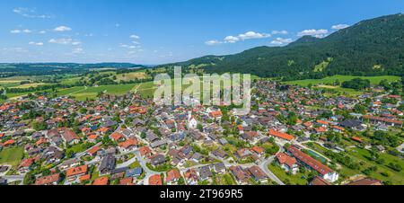 La splendida valle del Loisach intorno a Ohlstadt, nell'alta regione bavarese, dall'alto Foto Stock