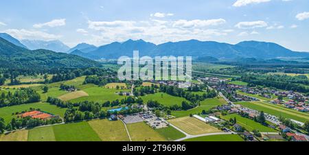 La splendida valle del Loisach intorno a Ohlstadt, nell'alta regione bavarese, dall'alto Foto Stock