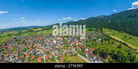 La splendida valle del Loisach intorno a Ohlstadt, nell'alta regione bavarese, dall'alto Foto Stock