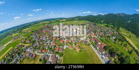 La splendida valle del Loisach intorno a Ohlstadt, nell'alta regione bavarese, dall'alto Foto Stock