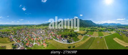 La splendida valle del Loisach intorno a Ohlstadt, nell'alta regione bavarese, dall'alto Foto Stock