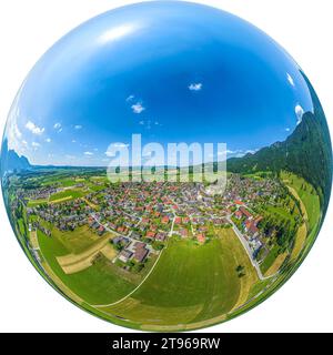 La splendida valle del Loisach intorno a Ohlstadt, nell'alta regione bavarese, dall'alto Foto Stock