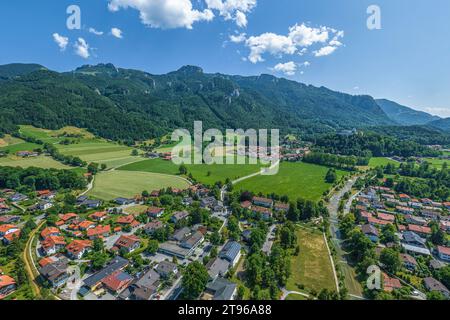 Vista dell'Aschau nella regione della Valle del Prien con il Kampenwand e il castello di Hohenaschau Foto Stock