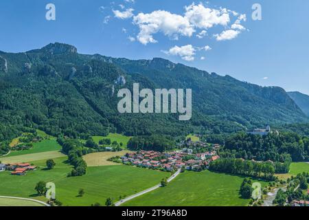 Vista dell'Aschau nella regione della Valle del Prien con il Kampenwand e il castello di Hohenaschau Foto Stock