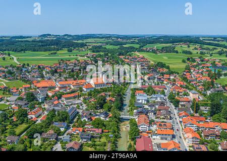 Vista dell'Aschau nella regione della Valle del Prien con il Kampenwand e il castello di Hohenaschau Foto Stock