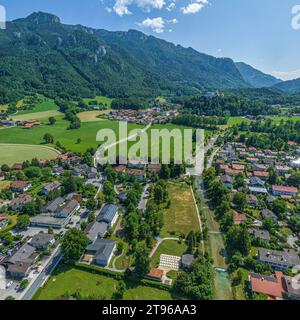 Vista dell'Aschau nella regione della Valle del Prien con il Kampenwand e il castello di Hohenaschau Foto Stock