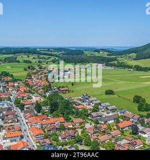 Vista dell'Aschau nella regione della Valle del Prien con il Kampenwand e il castello di Hohenaschau Foto Stock