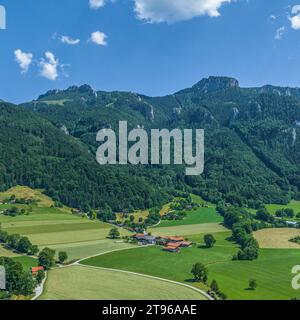 Vista dell'Aschau nella regione della Valle del Prien con il Kampenwand e il castello di Hohenaschau Foto Stock