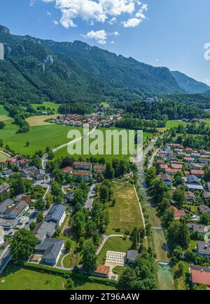 Vista dell'Aschau nella regione della Valle del Prien con il Kampenwand e il castello di Hohenaschau Foto Stock