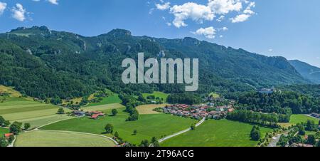 Vista dell'Aschau nella regione della Valle del Prien con il Kampenwand e il castello di Hohenaschau Foto Stock