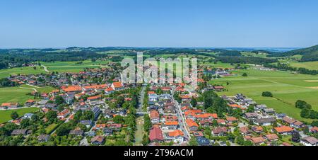 Vista dell'Aschau nella regione della Valle del Prien con il Kampenwand e il castello di Hohenaschau Foto Stock