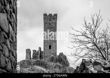 Torre Bianca di Hazmburk - castello medievale nelle Uplands della Boemia centrale, Repubblica Ceca. Fotografia in bianco e nero. Foto Stock