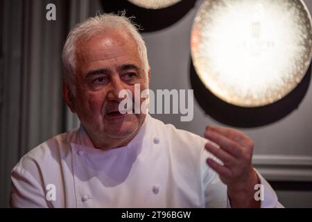 © PHOTOPQR/LE DAUPHINE/Bertrand RIOTORD ; Parigi ; 21/11/2023 ; Parigi (Ile de France), le 21 novembre 2023. Guy Savoy dans les cuisine de son, ristorante éponyme. même si le guide Michelin lui a enlevé sa troisième étoile, le chef francesi reste l'un des meilleurs cuisine iniers du monde. Ristorante Son situé à la Monnaie de Paris figure pour la septième fois au sommet de la liste des meilleurs Restaurants du monde, classés par 'la liste'. Foto : Bertrand Riotord/le Dauphiné libéré - Guy Patrice Savoy, chef francese che è il capo chef e proprietario del ristorante omonimo Guy Savoy a Parigi Foto Stock