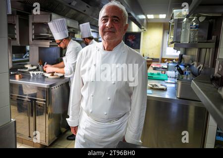 © PHOTOPQR/LE DAUPHINE/Bertrand RIOTORD ; Parigi ; 21/11/2023 ; Parigi (Ile de France), le 21 novembre 2023. Guy Savoy dans les cuisine de son, ristorante éponyme. même si le guide Michelin lui a enlevé sa troisième étoile, le chef francesi reste l'un des meilleurs cuisine iniers du monde. Ristorante Son situé à la Monnaie de Paris figure pour la septième fois au sommet de la liste des meilleurs Restaurants du monde, classés par 'la liste'. Foto : Bertrand Riotord/le Dauphiné libéré #DTCMAGE - Guy Patrice Savoy, chef francese che è il capo chef e proprietario dell'omonimo ristorante Guy Savoy Foto Stock